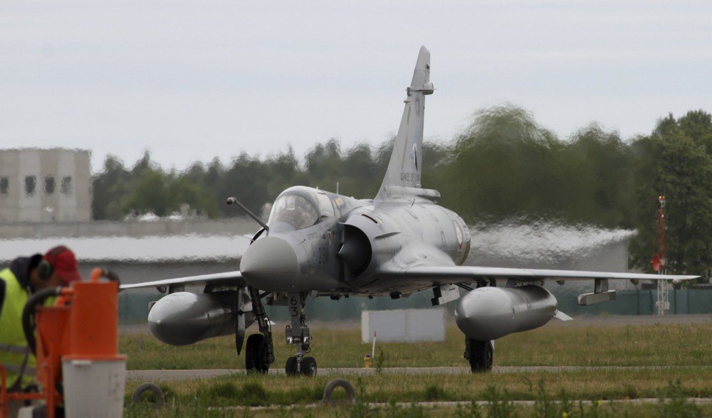 Реактивні винищувачі таксі ВПС Франції <i>Mirage 2000-5</i> під час військових навчань <i>Saber Strike 2018</i> на авіабазі Амарі в Естонії