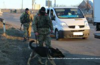 Прикордонники затримали жінку, яка перевозила на територію бойовиків 10 паспортів і 155 тис. грн