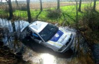 Закарпатські поліцейські втопили службову "Шкоду" в канаві