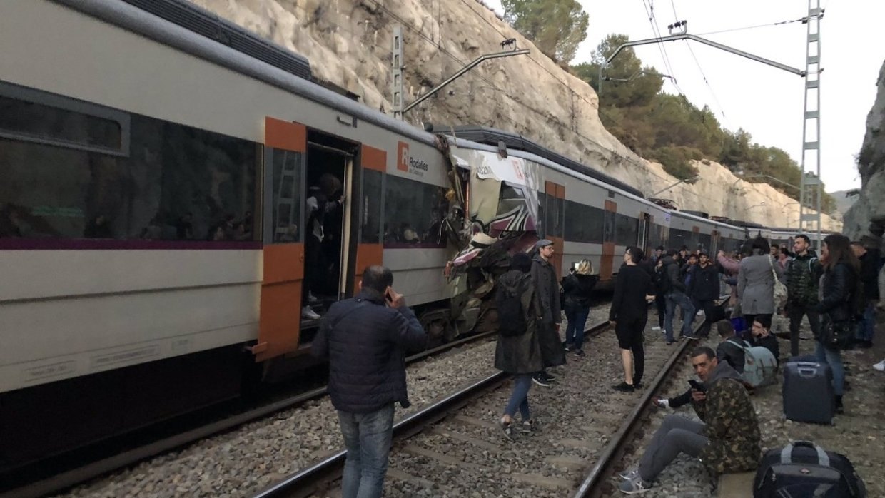 У Барселоны столкнулись два поезда