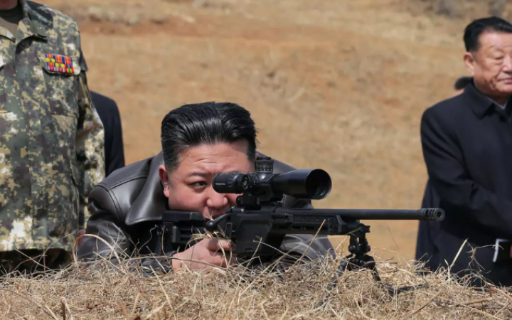 Кім Чен Ин протестував нову снайперську гвинтівку під час візиту до спецпризначенців