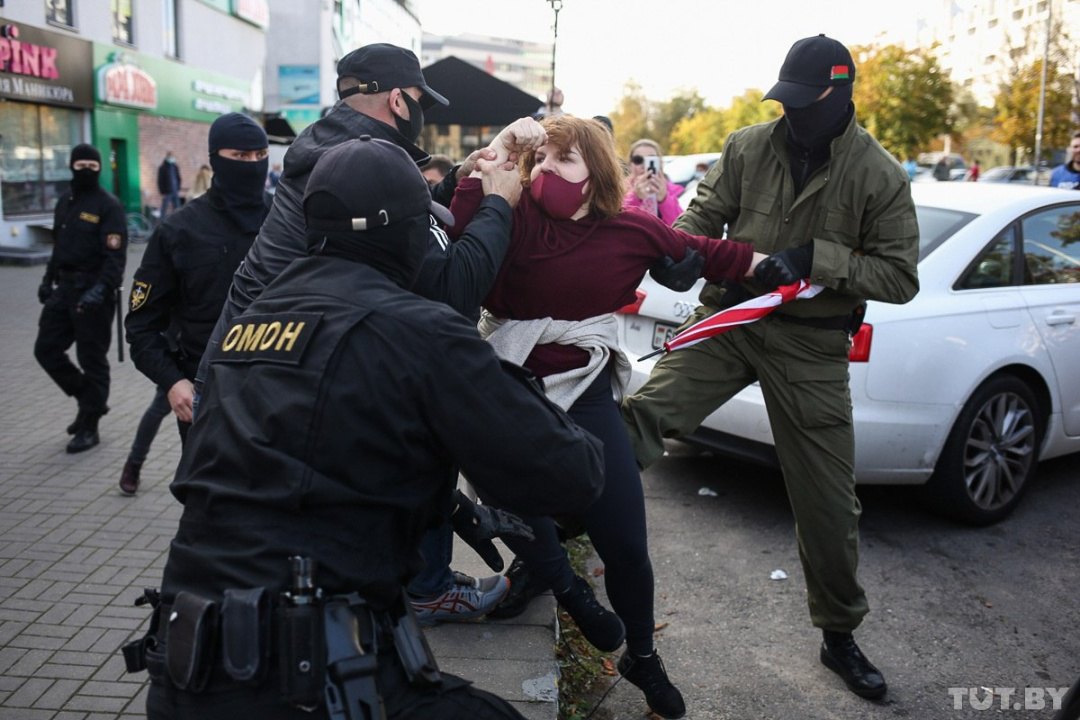 Задержание участницы женского марша в Минске, 19 сентября 2020. В тот день на акции протеста было задержано около 160 человек.