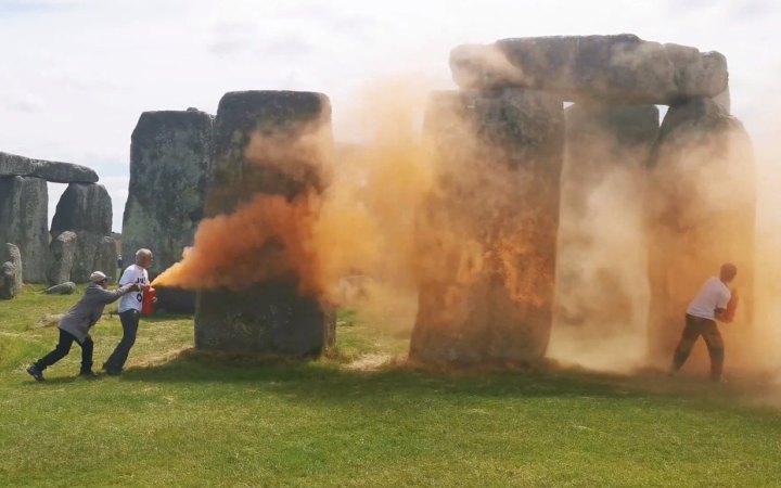 Суд виправдав трьох активістів організації Just Stop Oil, які розпилювали на Стоунхендж помаранчевий порошок