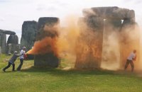 Суд виправдав трьох активістів організації Just Stop Oil, які розпилювали на Стоунхендж помаранчевий порошок