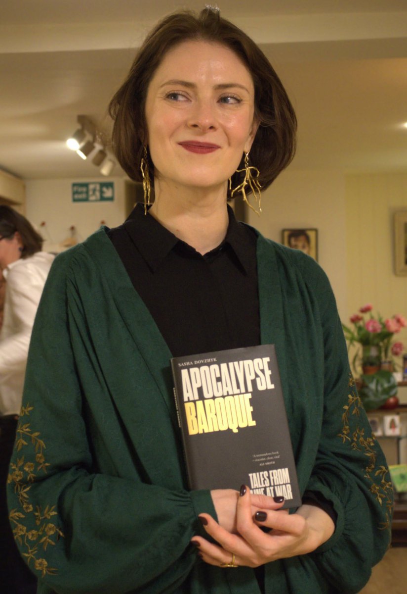 Саша Довжик зі своєю книгою «Apocalypse Baroque: Tales from Ukraine at War»