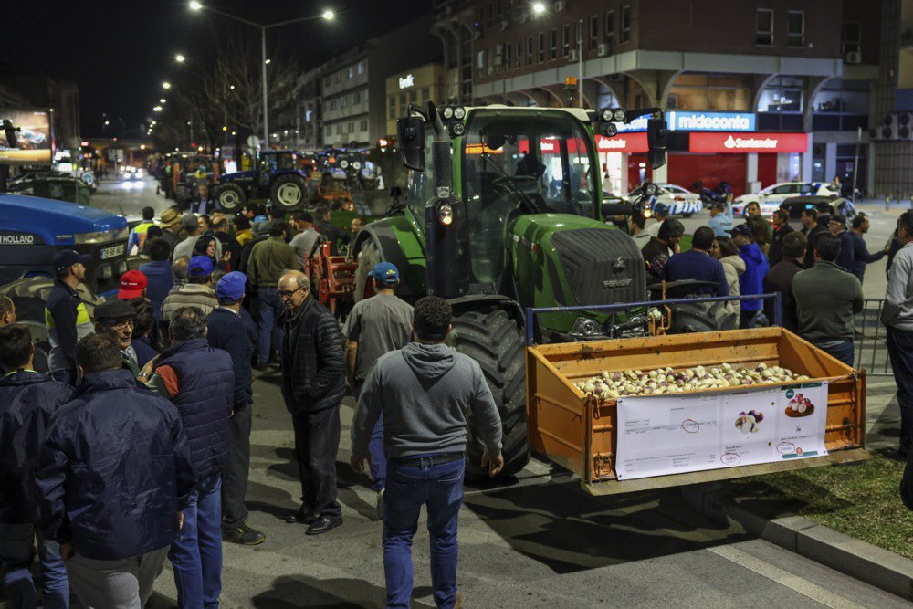 Фермери блокують тракторами вулицю під час протесту у Коїмбрі, Португалія, 1 лютого 2024 року.