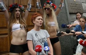 Лидера Femen отправят в Париж