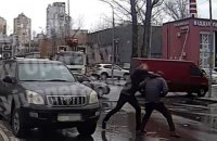 У Києві водій Toyota Prado кинув чоловіка головою в асфальт через зауваження (оновлено)