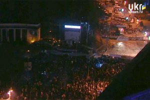 На Грушевського залишаються близько 3 тис. активістів. Протистояння триває