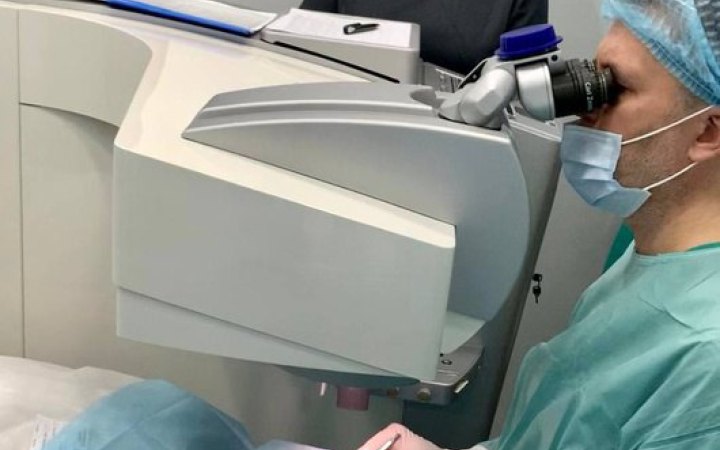 У Львові медики дістали з ока чоловіка 12-сантиметрового паразита, яким заразився через укуси комарів