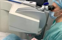 У Львові медики дістали з ока чоловіка 12-сантиметрового паразита, яким заразився через укуси комарів