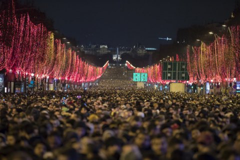 В Париже отменили традиционный новогодний фейерверк
