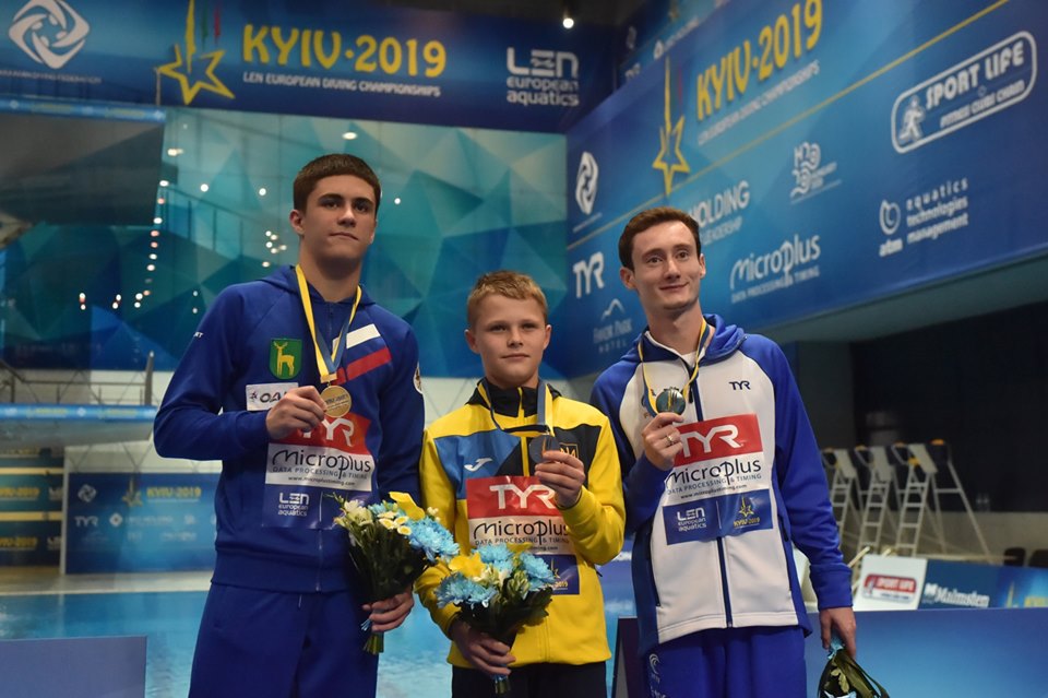 Наймолодший в історії чемпіон Європи зі стрибків у воду Олексій Середа (по центру)