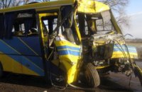 На Львовщине пассажирский автобус врезался в дерево, 21 человек пострадал