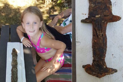 Восьмилетняя девочка нашла в шведском озере древний меч