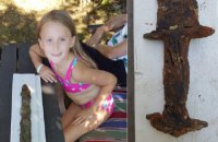Восьмирічна дівчинка знайшла в шведському озері древній меч