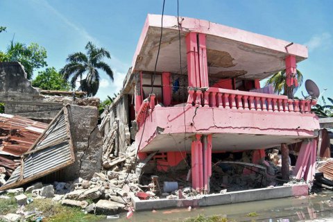 Число жертв разрушительного землетрясения на Гаити достигло 742 