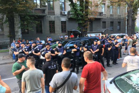 "Евробляхеры" повредили машину депутата Пинзеника возле Рады (обновлено)