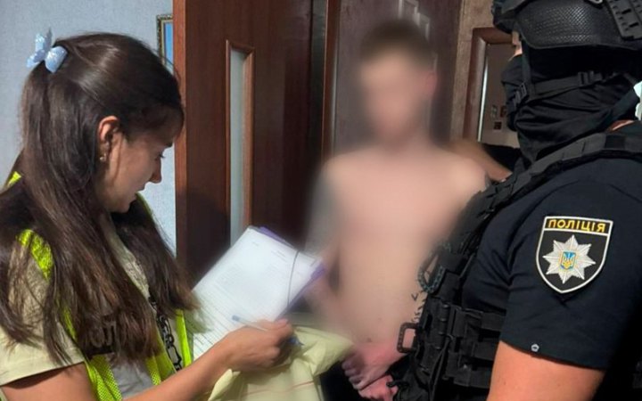 ​​У Києві затримали чоловіка, який від імені керівників ОВА ошукав підприємців на 600 тисяч грн