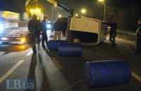В Киеве на Броварском проспекте Volkswagen опрокинул Mercedes