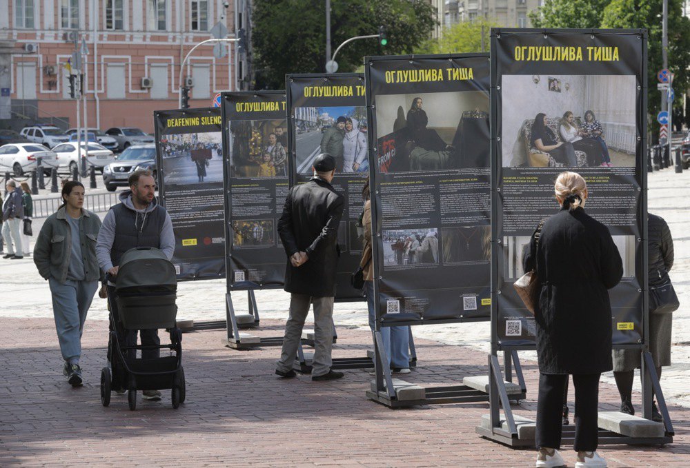 Вулична виставка, що розповідає історії українських військовополонених і їхніх родин біля Михайлівського собору в Києві,
Україна, 11 травня 2025 р.