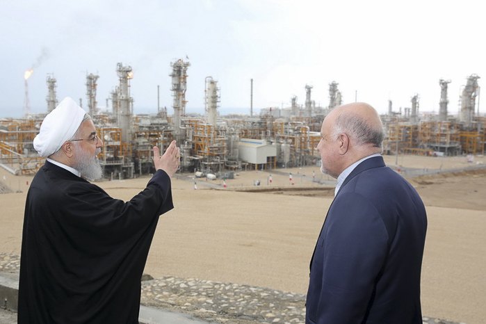 Президент Ирана Хасан Роухани (слева) и министр нефти Бижан Зангане на крупнейшем нефтегазовом месторождении Южный Парс, Иран,
17 марта 2019.