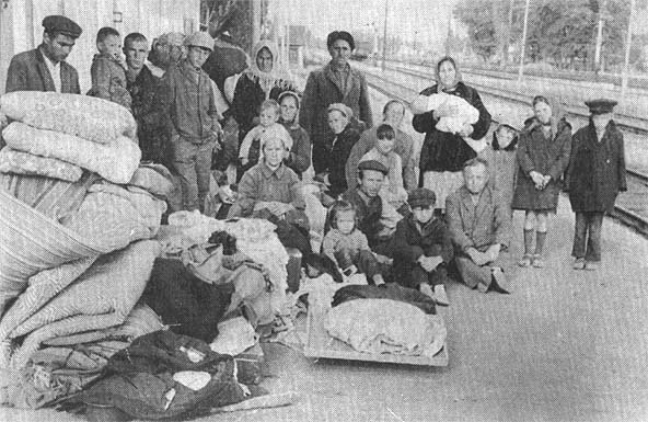 Крымские татары, высланные с семьями под конвоем из Крыма, после того, как их выгрузили на станции в Усть-Лабинске
Краснодарского края в 1967 г.