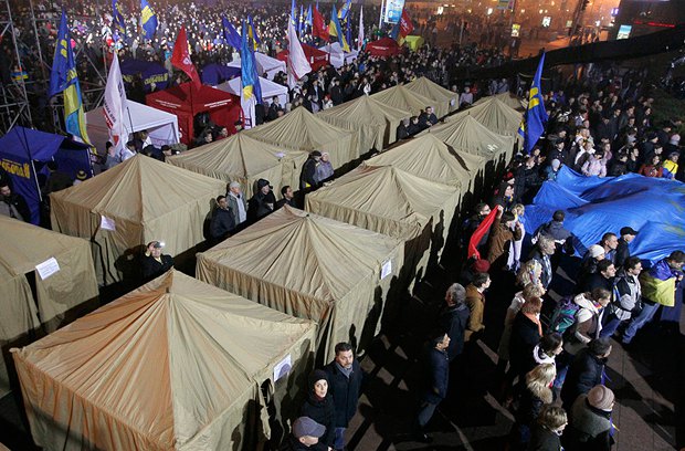 Намети мітингувальників на Європейській площі під час Євроайдану