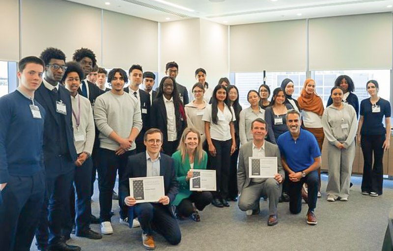 Денис Угрин з колективом Лондонського університету королеви Марії