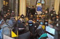 В захваченной львовской ОГА - стычки между активистами и "Свободой"
