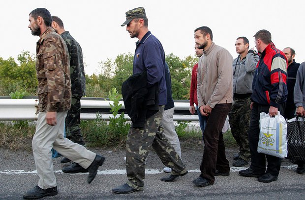 На этом фото и дальше - украинские пленные во время обмена