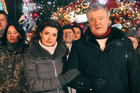 Два украинских телеканала второй год подряд включают новогоднее поздравление Порошенко вместо Зеленского