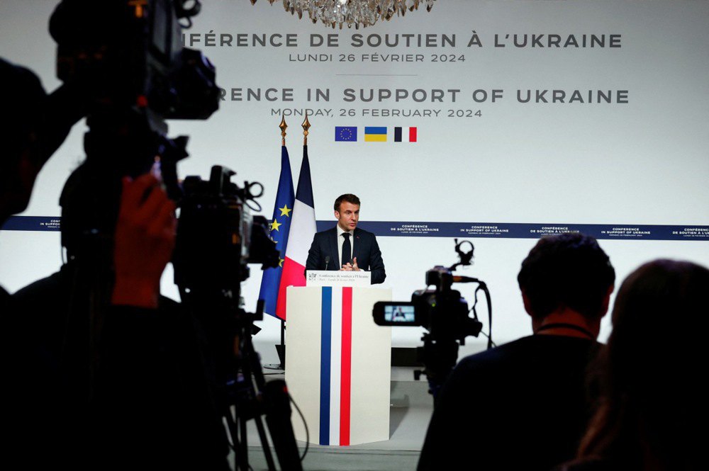 Президент Франції Емманюель Макрон виступає з промовою на відкритті саміту на підтримку України за участю європейських лідерів і представників урядів у Єлисейському палаці в Парижі, 26 лютого 2024 р.