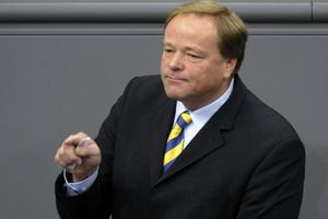 Немецкий министр отказался от поездок в Украину на Евро-2012