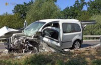 В Хмельницкой области легковушка влетела в отбойник, погибла пассажирка