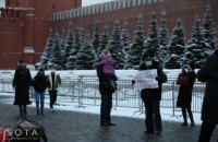 На Красній площі у Москві затримали експоліцейського з плакатом "Путін убивця"