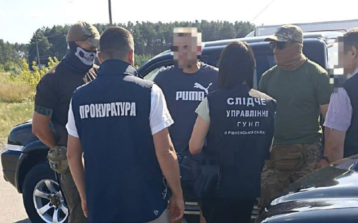 Житель Рівненщини продавав позашляховики, які ввозили в Україну як гумдопомогу для ЗСУ