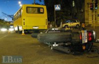 В Киеве маршутка сбила мотоциклиста, водитель даже не глянул на пострадавшего