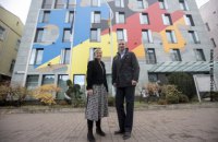 На здании посольства Германии в Киеве открыли арт-объект