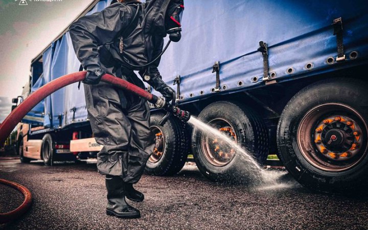 На Київщині ліквідували витік азотної кислоти із цистерни