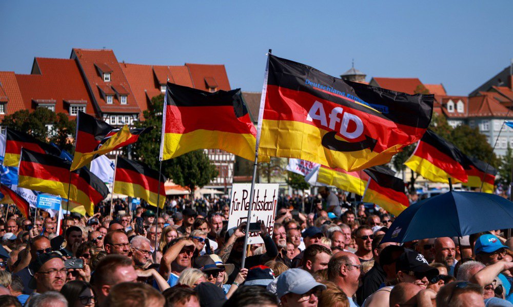 Прихильники AfD в очікуванні виступу Бйорна Хьокке, головного кандидата від партії на місцевих виборах у Тюрінгії, під час його заключного мітингу передвиборної кампанії в Ерфурті, 31 серпня 2024 року. 