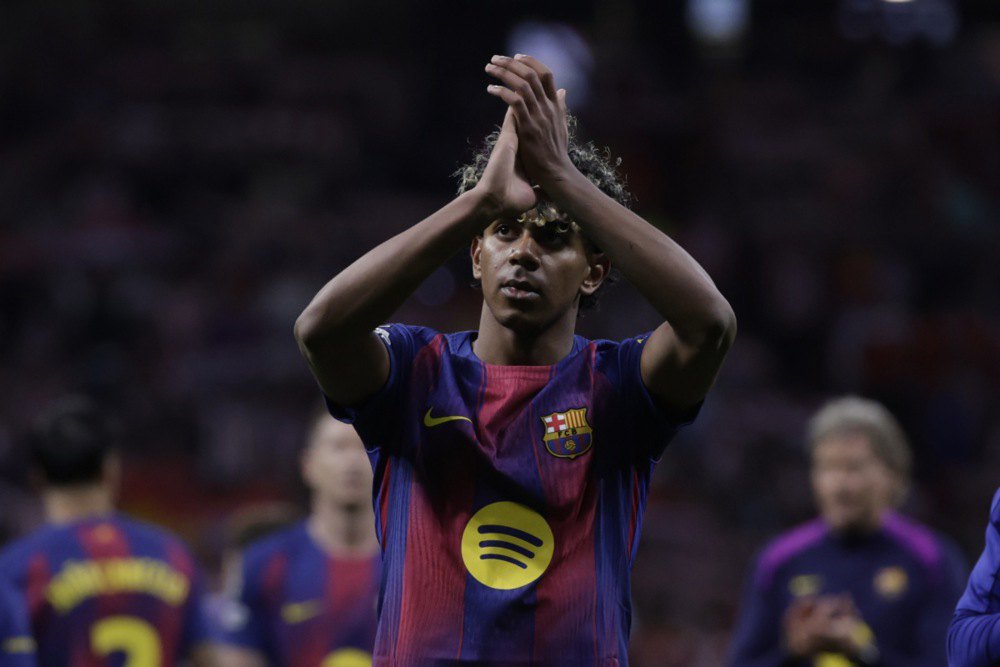 Ямаль дякує фанатам після гри