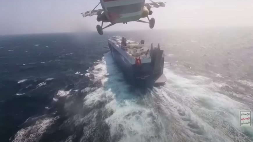 Єменські хусити на гелікоптері захоплюють корабель у Червоному морі.