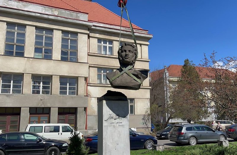 Демонтаж пам’ятника Пушкіну в Ужгороді. 