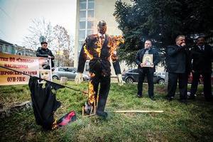 В Крыму сожгли чучело Бандеры и флаг УПА