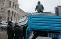 В Киеве коммунальщики помешали активистам Евромайдана смонтировать крышу над сценой
