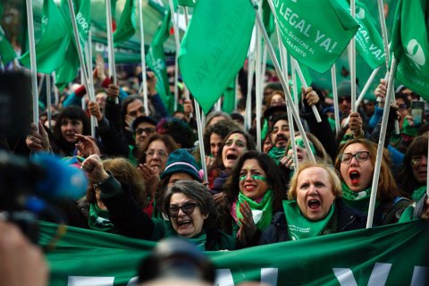 В парламенте Аргентины проголосовали за легализацию абортов
