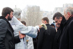 Янукович и Азаров сходили в Лавру
