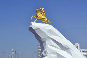 В столице Туркмении установили покрытую золотом статую президента