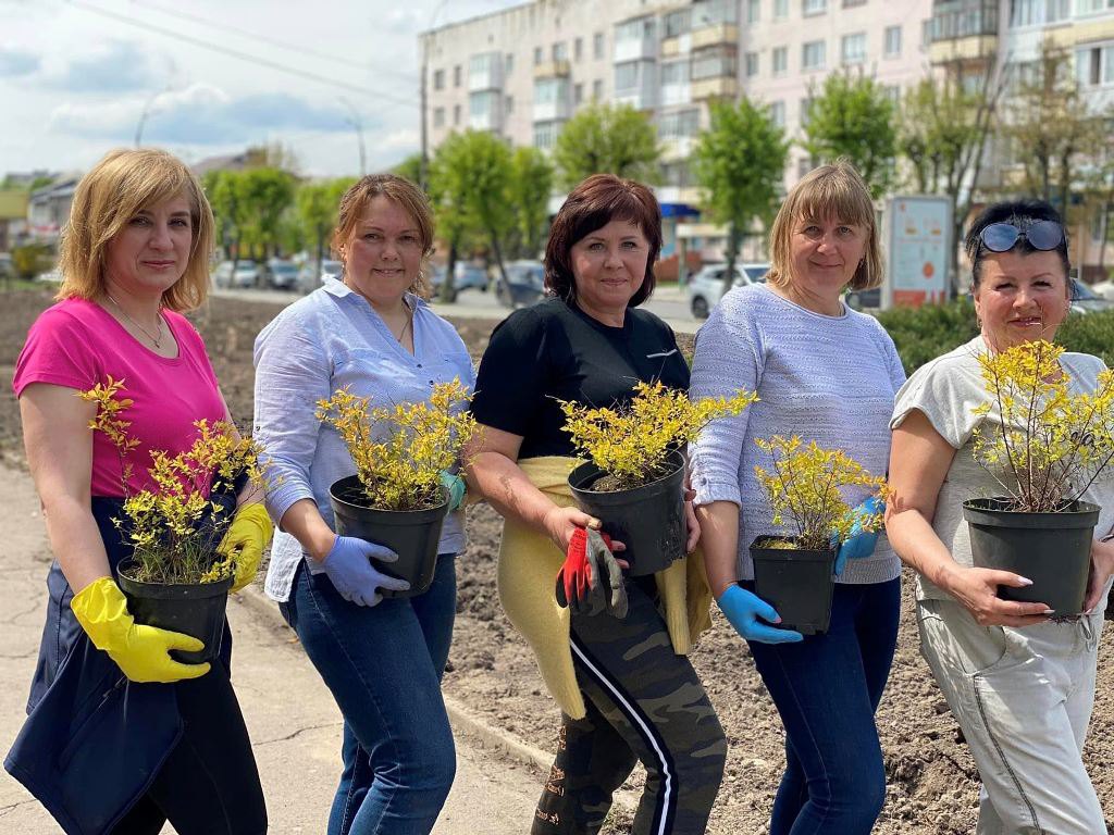 Так висаджували Алею нескорених міст у Звягелі в травні 2023 року. 